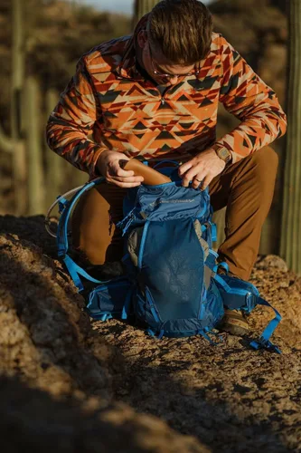 Miniatura 5 de Eddie Bauer Mochila Adventurer con compartimentos de organización y funda compatible con hidratación/portátil, Trail Adventurer, color negro, 30L