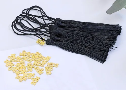 Miniatura 4 de Tupalizy 30 mini borlas sedosas hechas a mano con 60 dijes del año 2024 para graduación, llavero, aretes, joyería, regalos de boda, recuerdos