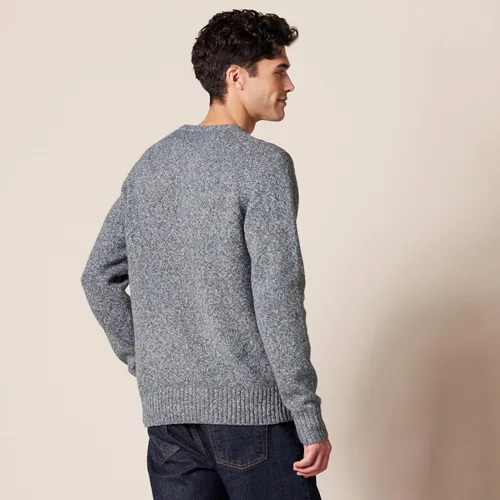 Miniatura 3 de Tienda Essentials Suéter de manga larga con cuello en V suave para hombre