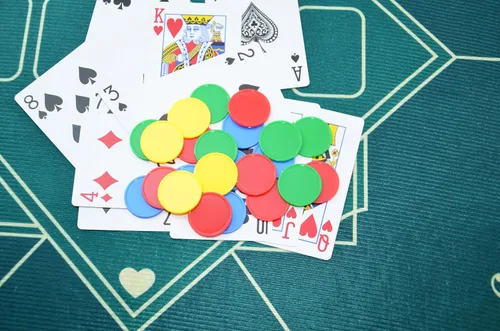 Miniatura 7 de Smartdealspro juego de 100 fichas de póquer de plástico opaco de 1 pulgada, fichas de juego, minipóquer, con caja de almacenamiento