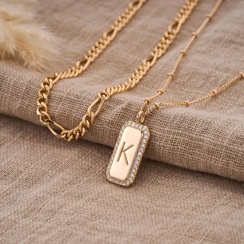 Miniatura 5 de Collar con inicial de oro para mujer, chapado en oro de 14 quilates, gargantilla de cadena Figaro en capas, collar con colgante rectangular