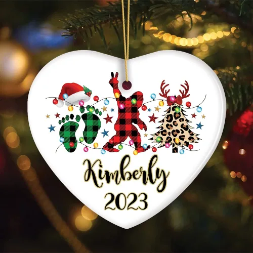 Miniatura 3 de Adorno de Navidad personalizado a cuadros de búfalo de pie grande, decoración navideña de Sasquatch (corazón)