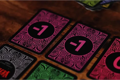 Miniatura 9 de IELLO: Allegra - Basado en el juego de cartas Golf, mantén tu puntuación lo más baja posible, a partir de 8 años en familia, 2-6 jugadores, 30