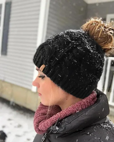 Miniatura 6 de FURTALK Gorros de cola de caballo para mujer, gorro de invierno con agujero para la cola, forro de algodón, gorro de calavera de punto