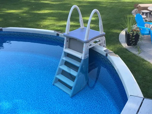 Miniatura 4 de Confer Plastics 7200 Roll Guard Escalera de Plataforma Ajustable de 48" a 56" con Marco en A de Seguridad para Piscinas Elevadas de Patio al Aire