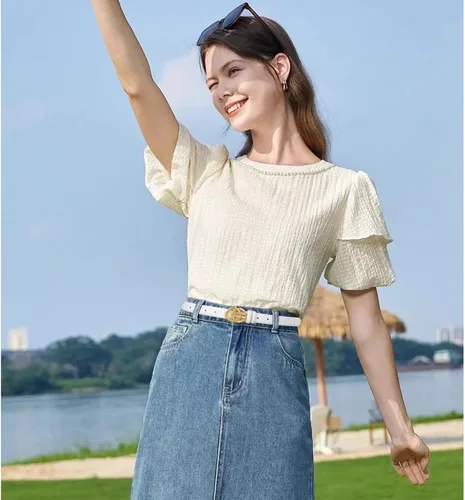Miniatura 429 de Cinturón de cuero clásico con hebilla de metal para mujer con vestido de jeans