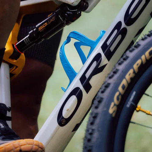 Miniatura 3 de Supacaz Fly Cage Poly Neon Blue - Soporte para botella de agua de ciclismo para bicicleta de carretera + bicicleta de montaña MTB
