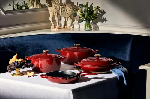 Miniatura 5 de Le Creuset Horno holandés redondo Signature de hierro fundido esmaltado, 4.5 cuartos de galón., Granate Granates