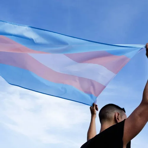 Miniatura 6 de Bandera trans para pared y exteriores de 3 x 5 pies con 1 pin de bandera transgénero y 2 calcomanías de arco iris al azar, cosas del orgullo gay