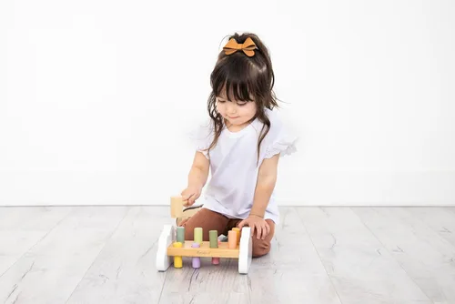 Miniatura 9 de Pearhead Montessori - Banco de martillo, imprescindible para bebé, relleno de calcetines para niños pequeños, juguete de madera para golpear