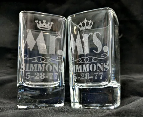 Miniatura 2 de Queen King Future MR. and MRS. Juego de 2 vasos de chupito personalizados grabados personalizados para bodas, fiestas, nombre y fecha