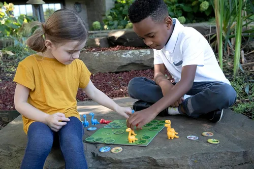 Miniatura 5 de Jurassic Snack: divertido juego de mesa para jugar contra amigos y familiares, mantén tus dinosaurios vivos y alimentados para ganar, divertido