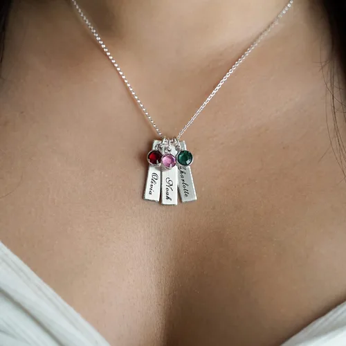 Miniatura 5 de Collar con dije personalizado de unidad en tres. Personalice 3colgantes rectangulares en plata esterlina con los nombres de su elección. Elija hasta