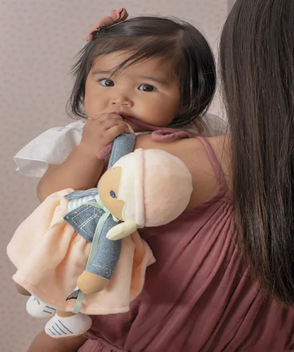 Miniatura 7 de Kaloo Tendresse My First Fabric Doll Chloe K - Figura de felpa suave mediana de 9.75 pulgadas en vestido de melocotón y rayas, chaqueta de mezclilla