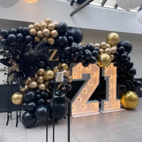 Miniatura 6 de Kit de arco de guirnalda de globos de color dorado y negro, 134 globos metálicos dorados y negros con diferentes tamaños para graduación