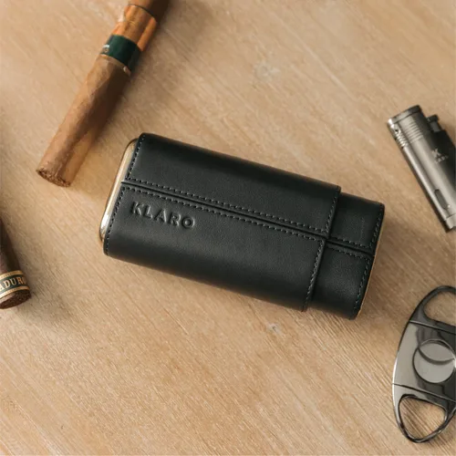 Miniatura 3 de CASE ELEGANCE Funda protectora de viaje premium de 3 puros, cuero negro auténtico de grano superior, forrado de cedro con tapas de metal dorado