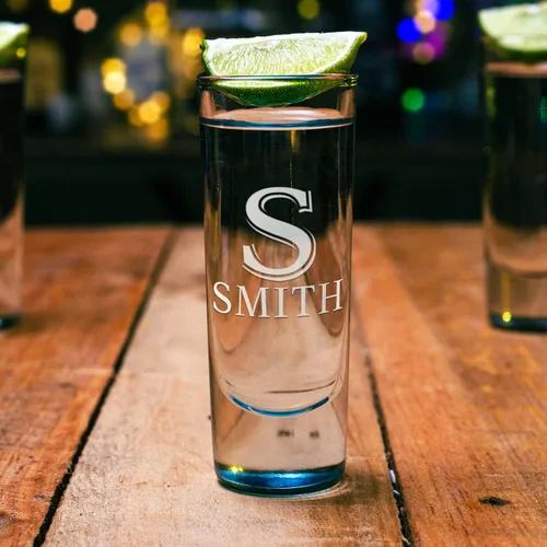 Miniatura 7 de Juego de 4 vasos personalizados de 2 onzas grabadas con nombre, parte inferior amarilla con texto personalizado para bodas, recuerdos de fiesta