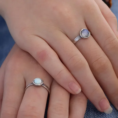 Miniatura 20 de Anillo de plata de ley con piedras preciosas para mujer, anillo apilable de piedra martillada, anillo de piedra natal