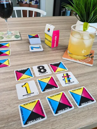 Miniatura 2 de Presenta: Grid#Lock - Un juego de cartas simple pero sustancial basado en Rummy; diseñado para 2-6 jugadores mayores de 8 años que son