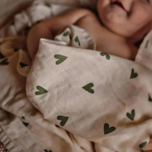 Miniatura 5 de Swaddle - 100% algodón orgánico - Mantas de muselina para recién nacido, 47 x 47 pulgadas (corazones verdes)