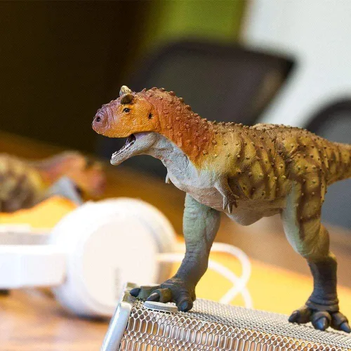 Miniatura 2 de Safari Ltd. Figura de Carnotaurus – Figura realista modelo de 11 pulgadas – Juguete educativo de dinosaurio para niños a partir de 3 años