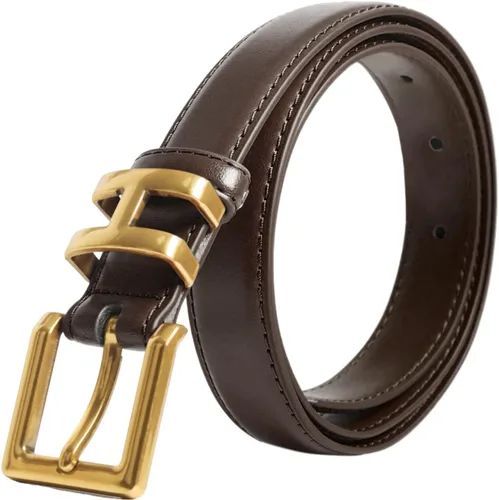 Miniatura 445 de Cinturón de cuero clásico con hebilla de metal para mujer con vestido de jeans