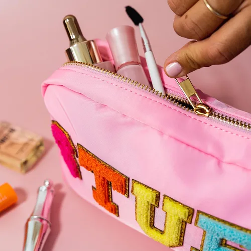 Miniatura 3 de Fablinks Bolsa de cosméticos de nylon rosa con parches de letras de chenilla
