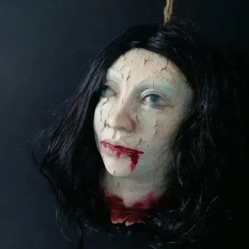 Miniatura 13 de RiceelSor Decoración colgante de cabeza dividida para Halloween, diseño de cadáver sangriento, de terror, de tamaño real, con peluca, disfraz