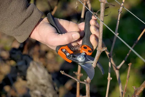 Miniatura 5 de ERGO? Tijeras de podar de derivación media de 1.181 in con mango giratorio recubierto de elastómero