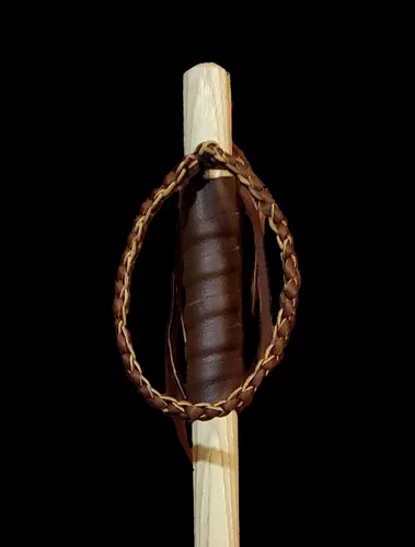 Miniatura 4 de Bastón de senderismo de nogal de 1 pulgada con mango de cuero y correa de muñeca. Punta de goma opcional Madera de color oscuro
