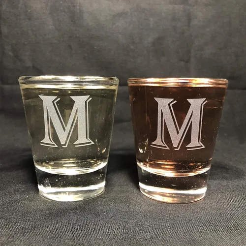 Miniatura 12 de Juego de 2 vasos de chupito con letras de monograma de 1.5 oz (B)