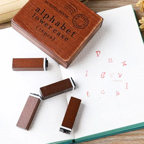 Miniatura 5 de DIYOMR Sellos de letras vintage, sellos de goma de madera, juego de 26 sellos del alfabeto con caja de madera vintage roja antigua para hacer