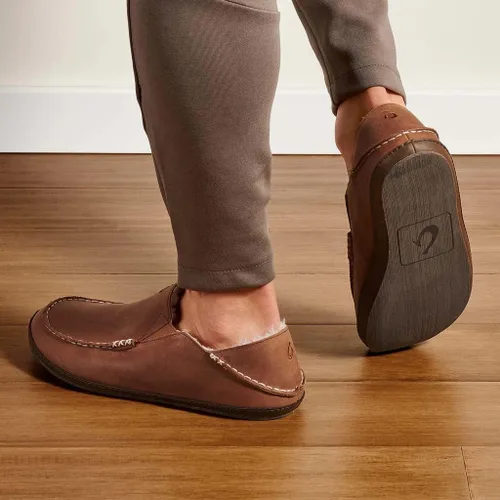 Miniatura 6 de OluKai Moloa Pantuflas para hombre zapatos sin cordones de cuero nobuck de alta calidad forro de oveja e inserto de gel diseño de tacón caído