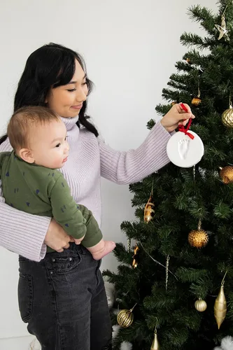 Miniatura 13 de Kit de adorno de huellas de bebé Pearhead Babyprints, kit de impresión de mano o huella de bebé fácil sin hornear, regalo de Navidad para bebé