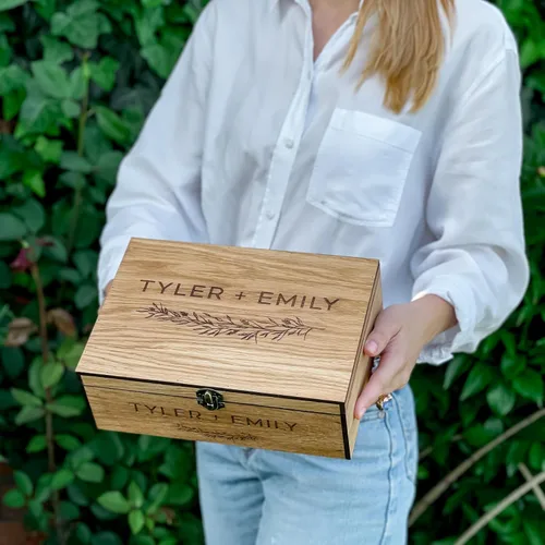 Miniatura 4 de Caja de Recuerdos Personalizada de Madera con Candado para Bodas, Regalo para Él, Ella, Novio, Novia, Parejas, Aniversario Hombres Mujeres (Roble)