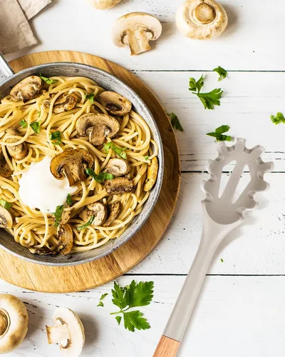 Miniatura 5 de Tenedor de silicona para pasta, servidor de cuchara de fideos resistente al calor, colador de espagueti sin BPA, 12.8 pulgadas (caqui)