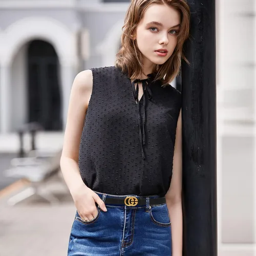 Miniatura 411 de Cinturón de cuero clásico con hebilla de metal para mujer con vestido de jeans