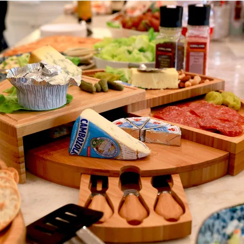 Miniatura 7 de Picnic at Ascot Juego de tablas patentadas de bambú para queso/charcutería con cuchillos de queso, se almacena como una cuña compacta, se abre a 18