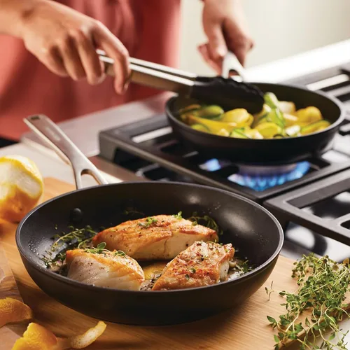 Miniatura 7 de KitchenAid Juego de sartenes antiadherentes de inducción anodizada dura con tapa, 3 piezas, sartenes de 8 y 10 pulgadas, duraderas, de calefacción