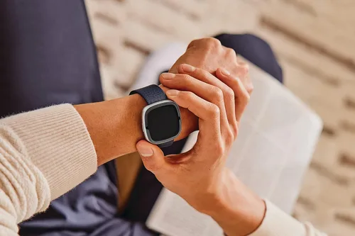 Miniatura 4 de Fitbit Correa de cuero vegano, accesorio de 0.99 pulgadas, índigo, grande *Compatible con Sense 2, Sense, Versa 4 y Versa 3