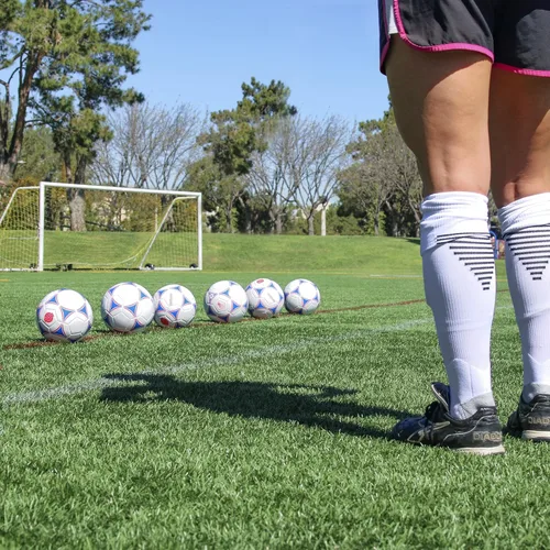 Miniatura 2 de GoSports Premier balones de fútbol - Venta individual o paquete de 6 - Tamaños 3, 4, 5, con bomba para balón