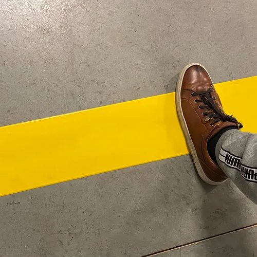 Miniatura 2 de SmartSign Cinta de marcado de suelo amarilla de 4 pulgadas x 100 pies, cinta de vinilo de 32 mil, cinta de seguridad de uso industrial