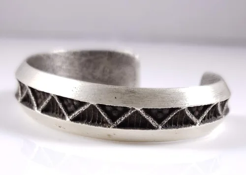 Miniatura 2 de Pulsera Navajo de plata de ley hecha a mano con diseño de Tufa Cast Stacker Firmado por Monty Claw