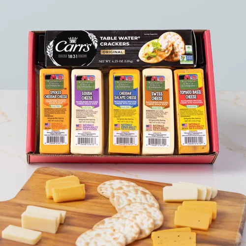 Wisconsin Cheese Company - Caja de regalo de queso especial de Wisconsin y galletas - 100% queso gouda de Wisconsin, queso cheddar ahumado, salami,