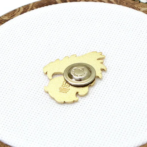 Miniatura 5 de Awesome Pattern Studio Needle Minder Set – Mandala Dragon Magnetic Needle Minder + 2 agujas Threaders. Pin esmaltado para punto de cruz, bordado