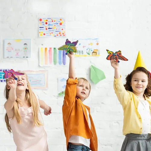Miniatura 6 de ArtCreativity Planeadores de mariposa de espuma para niños, juego de 12, juguetes voladores para niños en varios diseños, juguetes al aire libre