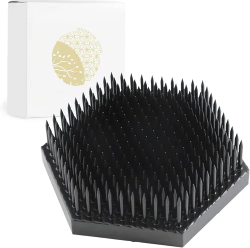 Wazakura Soporte hexagonal japonés negro para flores Ikebana Kenzan de 2.6 pulgadas (2.677 in), hecho en Japón con diseño floral