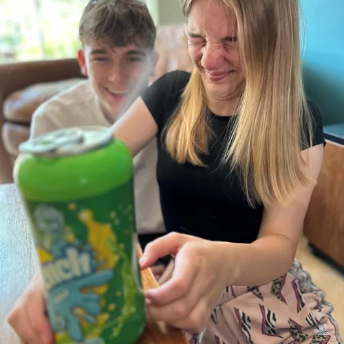 Miniatura 8 de MUKIKIM Drench Soda Game - Juego de azar interactivo para la familia y la fiesta. ¡Tira los dados, agita la lata y tira de la pestaña! ¡La última