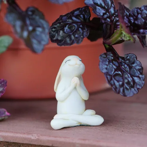 Miniatura 2 de Top Collection Jardín de hadas en miniatura y terrario, conejito de yoga en estatua de postura de Namaste sentado, pequeño, color crema