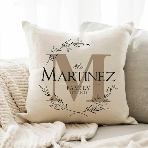 MRC Wood Products Funda de almohada personalizada con nombre de familia | Personalizar con nombre y fecha establecida para inauguración de la casa |